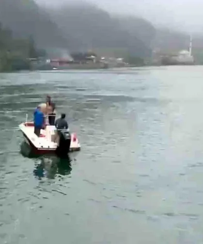 Uzungöl'de Göle Atlayan Turist İçin Arama
