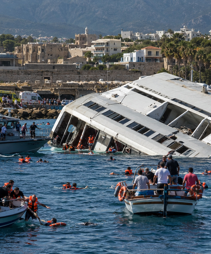 Girne Açıklarında Yolcu Gemisi Alabora Oldu