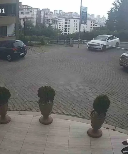 Ortahisar’da Otomobil Site Bahçesine Düştü