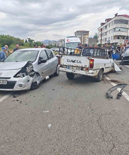 Vakfıkebir'de 3 Araçlı Kazada 8 Kişi Yaralandı