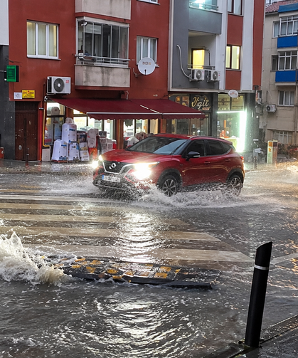 Trabzon'da Yağmur Kasisi Sürükledi