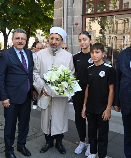 Bakan Tekin’den Ahmet Metin Genç’e Övgü