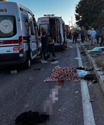 Düzce’de Tır İle Tarım Aracı Çarpıştı Ölü Ve Yaralılar Var