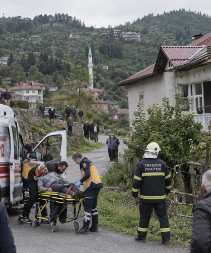 Trabzon'da Çatıdan Düşen Sac Ağır Yaraladı