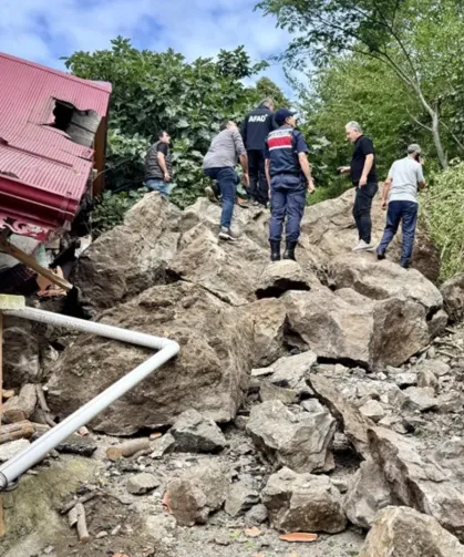 Beşikdüzü'nde Heyelan: 2 Ev Tedbiren Tahliye Edildi