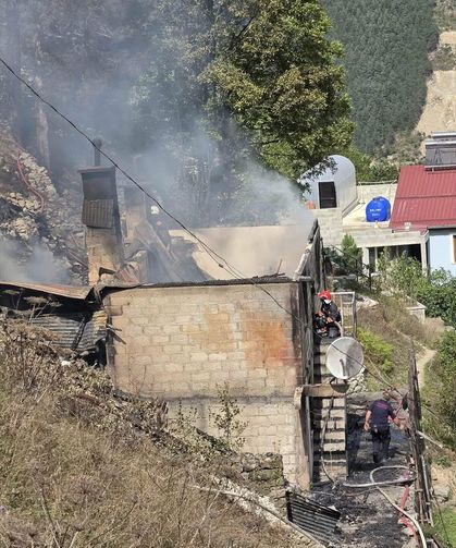 Çaykara’da İki Katlı Ev Yangında Kullanılamaz Hale Geldi