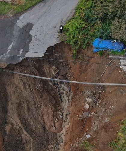 Pelitli’de Yol Çöktü: 2 Kişi Yaralandı