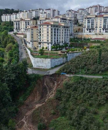Trabzon’da Heyelan Aracı Dereye Sürükledi