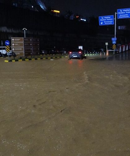 Trabzon’da Yollar Göle Döndü, Araçlar Mahsur Kaldı