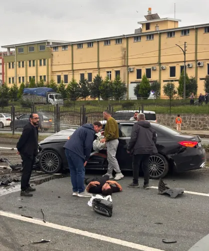 Arsin’de Otomobil Karşı Şeride Geçti: 2 Yaralı