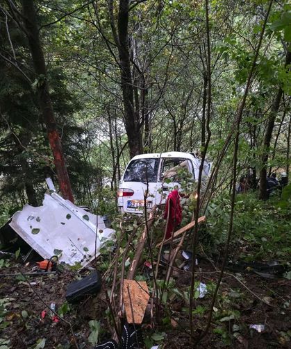 Uzungöl’de Minibüs Uçuruma Yuvarlandı: 1 Ölü