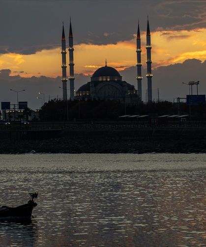 Trabzon’da Balıkçı Tekneleri Gün Doğumunda Denize Açıldı