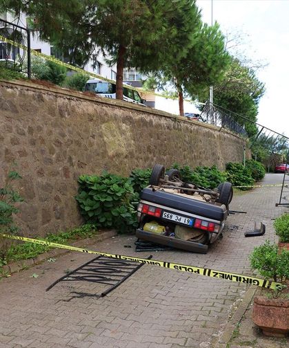 Ortahisar’da Otomobil Site Bahçesine Düştü