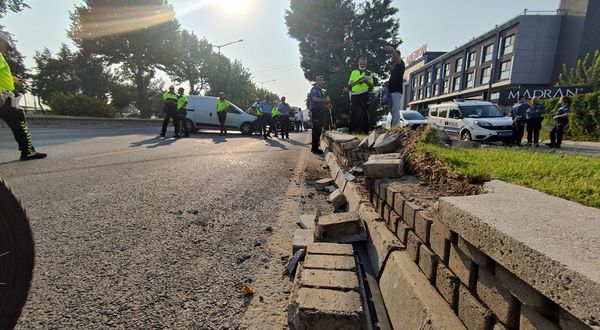 AYDIN - Kaldırıma çarpan hafif ticari araçtaki 2 kişi yaralandı