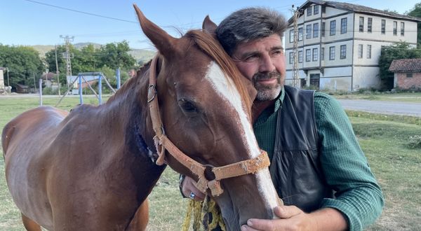 Boynu kesilen atını damara yerleştirdiği bahçe hortumuyla kurtardı