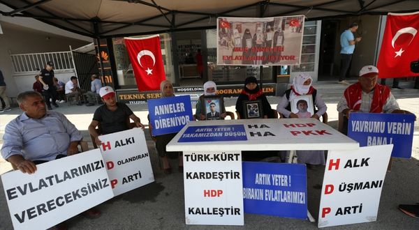 KARABÜK - AK Parti Karabük Milletvekili Ünal, tırpanla hasat yaptı