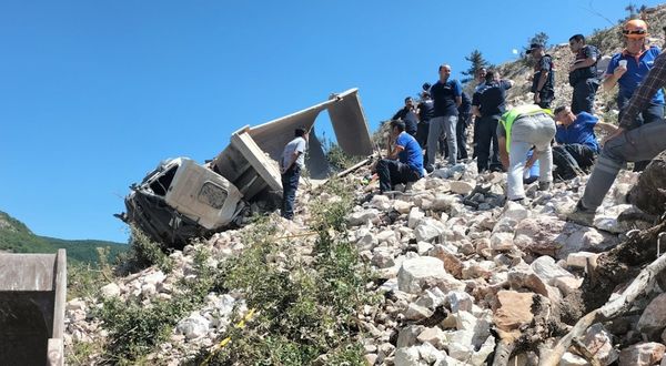 Tokat'ta devrilen taş yüklü kamyonun altında kalan sürücü öldü