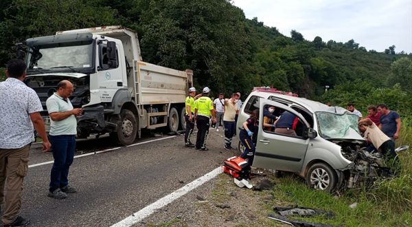 Giresun'da kamyon ile hafif ticari aracın çarpıştığı kazada 1 kişi öldü