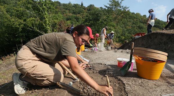 Kampüs yakınındaki kazı alanı arkeoloji öğrencilerine pratik yapma imkanı sağlıyor