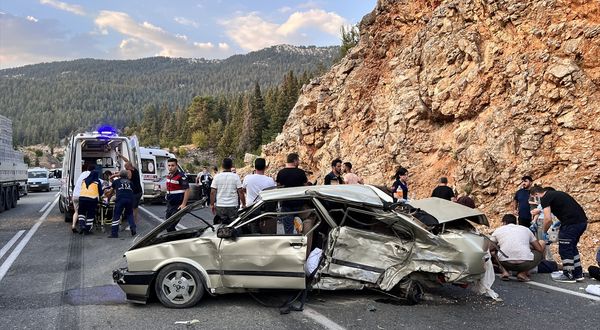 ANTALYA - Üç otomobilin karıştığı kazada 4 kişi yaralandı