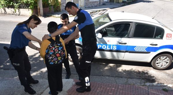 Karabük'te polis ekipleri öğrencilere okul çantası dağıttı