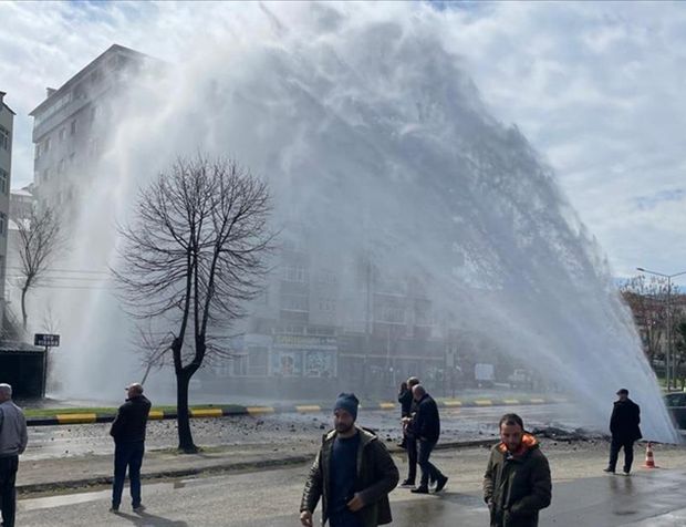 Trabzon'da korkutan patlama! Ortahisar'da su hattı patladı