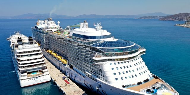 AYDIN - Kuşadası'nda "yüzen otellerle" 1 milyon yolcu hedefi