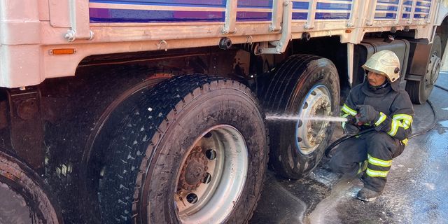 HATAY - Seyir halindeki kamyonun lastiği yandı