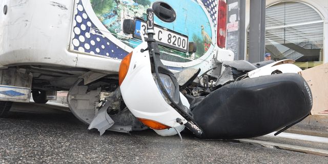 MERSİN - Otomobilin çarptığı motosikletteki 2 kişi yaralandı