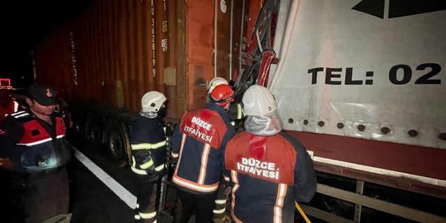 Anadolu Otoyolu'nda tır ile çarpışan kamyonun sürücüsü hayatını kaybetti