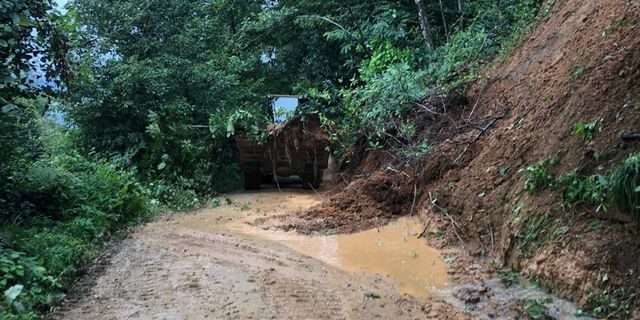 Rize'de yağışın ardından toprak kayması nedeniyle kapanan köy yolları ulaşıma açıldı