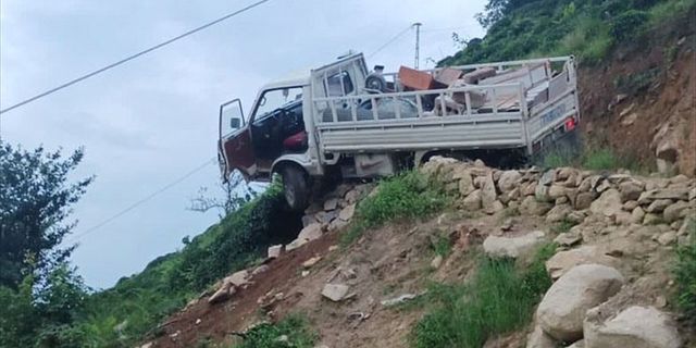 Rize'de yoldan çıkarak taşlara takılı kalan kamyonetten atlayan sürücü öldü