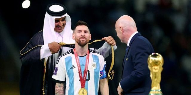 Messi'nin Dünya Kupası'nı alırken giydiği kıyafet Katar'da kapışılıyor