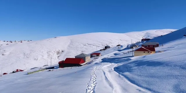 Trabzon yaylalarına kar yağdı