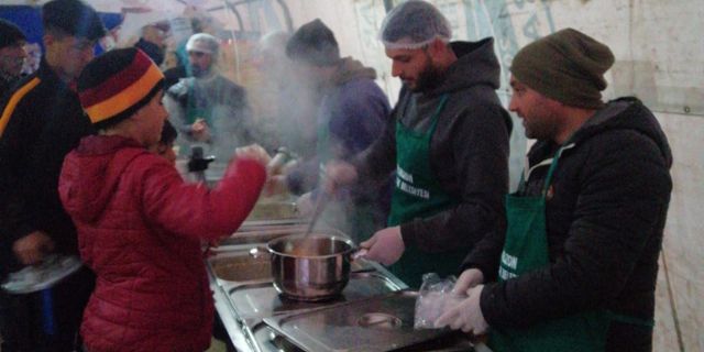 Ortahisar’ın yemekhaneleri deprem bölgesinde her gün sıcak yemek servisi yapıyor!