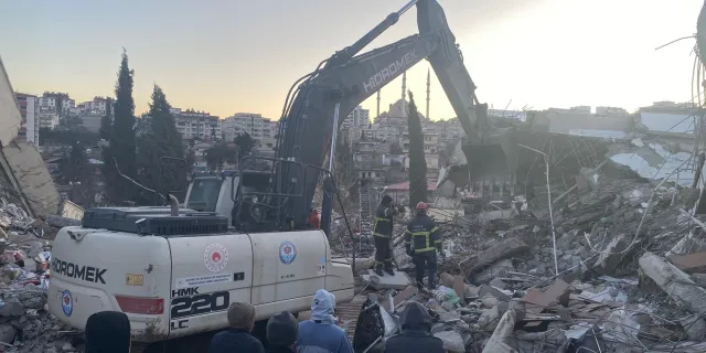 Trabzon Büyükşehir ekibi deprem bölgesinde can kurtarmaya devam ediyor!