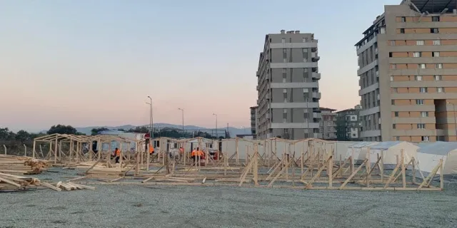 Deprem bölgesindeki Trabzonlular 300 aile için çadır kuruyor