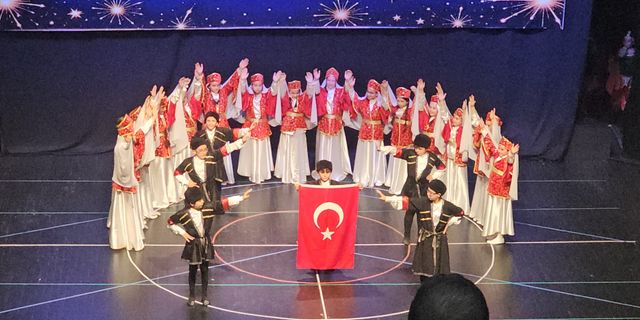 Kafkas Gösterisinde Türk Bayrağı ve Trabzonspor Coşkusu