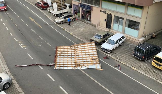 Trabzon'da fırtına sebebiyle uçan çatı az kalsın felakete sebep oluyordu!