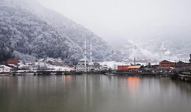 Trabzon Uzungöl'e mevsimin ilk karı yağdı