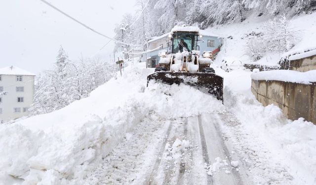 Trabzon belediyeleri karla mücadele çalışmalarını sürdürüyor