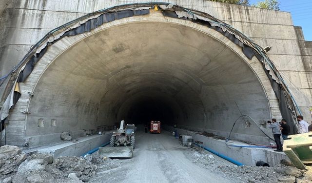 Trabzon'da tünel inşaatında iskele çöktü!