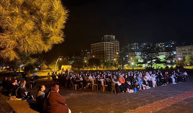 Trabzon OF'ta Açık Hava Sinema Gösterimine Yoğun İlgi