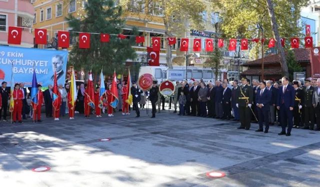 Akçaabat’ta Cumhuriyet Bayramı için çelenk sunuldu!