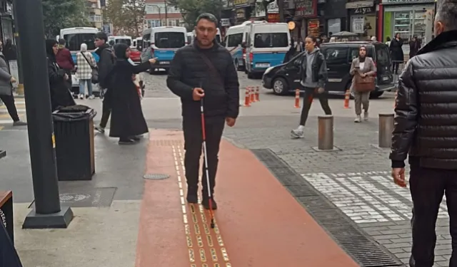 Trabzon Kahramanmaraş Caddesi’nde görme engelliler için hissedilebilir zemin yapıldı