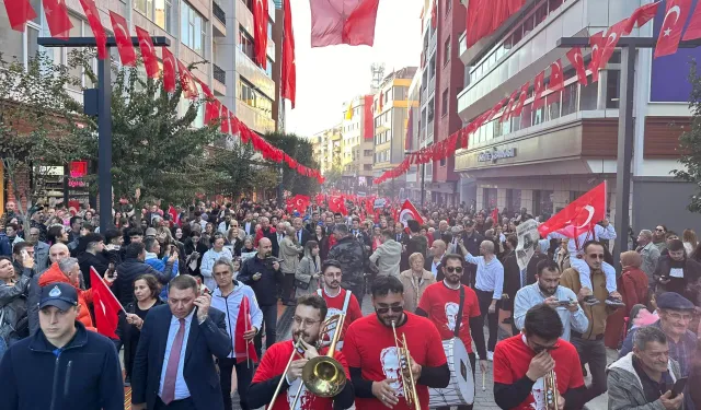 Trabzon'da 29 Ekim Coşkusu! Başkan Ahmet Kaya Yürüyüşe Öncülük Etti