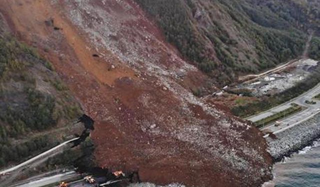 Artvin Arhavi’de Heyelan: Karadeniz Sahil Yolu Ulaşıma Kapandı