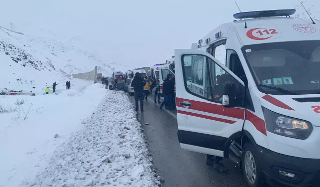 Erzincan’da Yolcu Otobüsü Şarampole Devrildi: 4 Yaralı