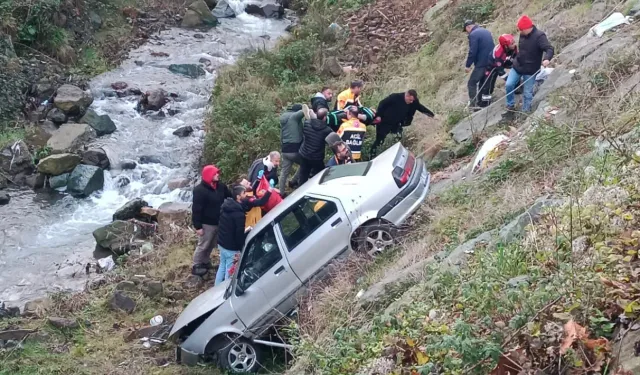 Trabzon'da Korkutan Kaza: Dereye Doğru Kayan Araçta 4 Kişi Yaralandı