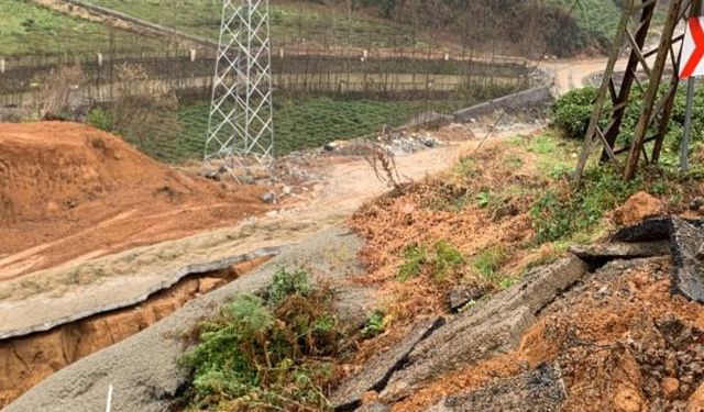 Rize'de Heyelan: Mahalle Yolu Ulaşıma Kapatıldı